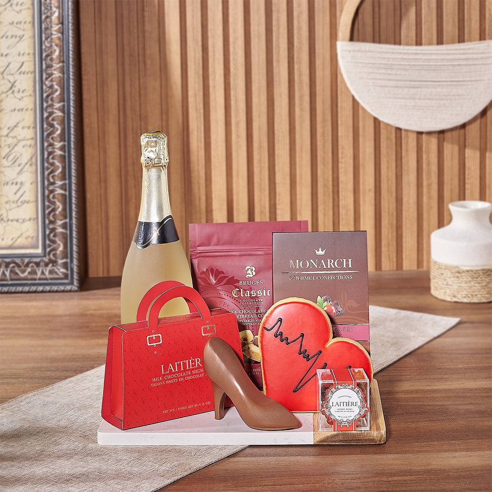 Gourmet Valentine's Basket with Sparkling Wine and Sweets – how the gift is presented