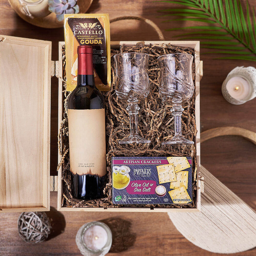 Deluxe Gourmet Wine Gift Box with Artisan Cheese and Crackers – how the gift is presented
