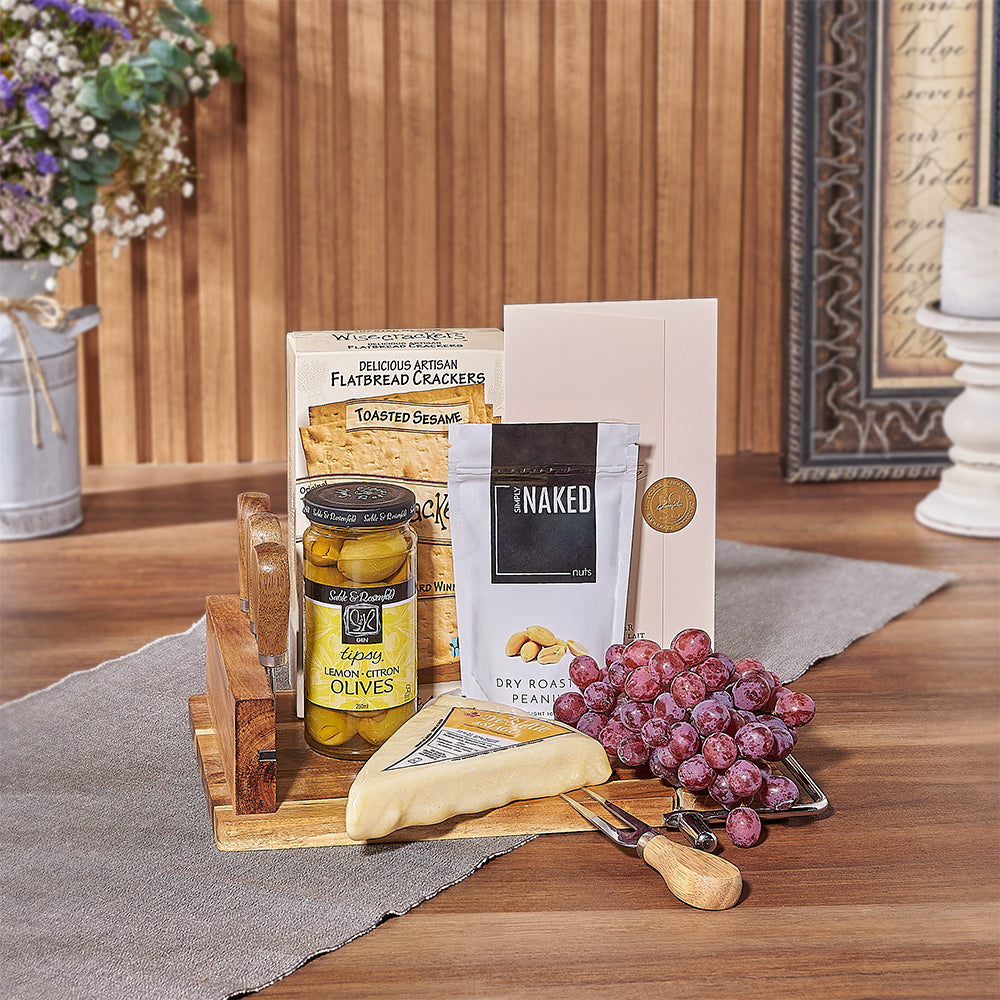 Cheese and Snack Basket with Board – how the gift is presented