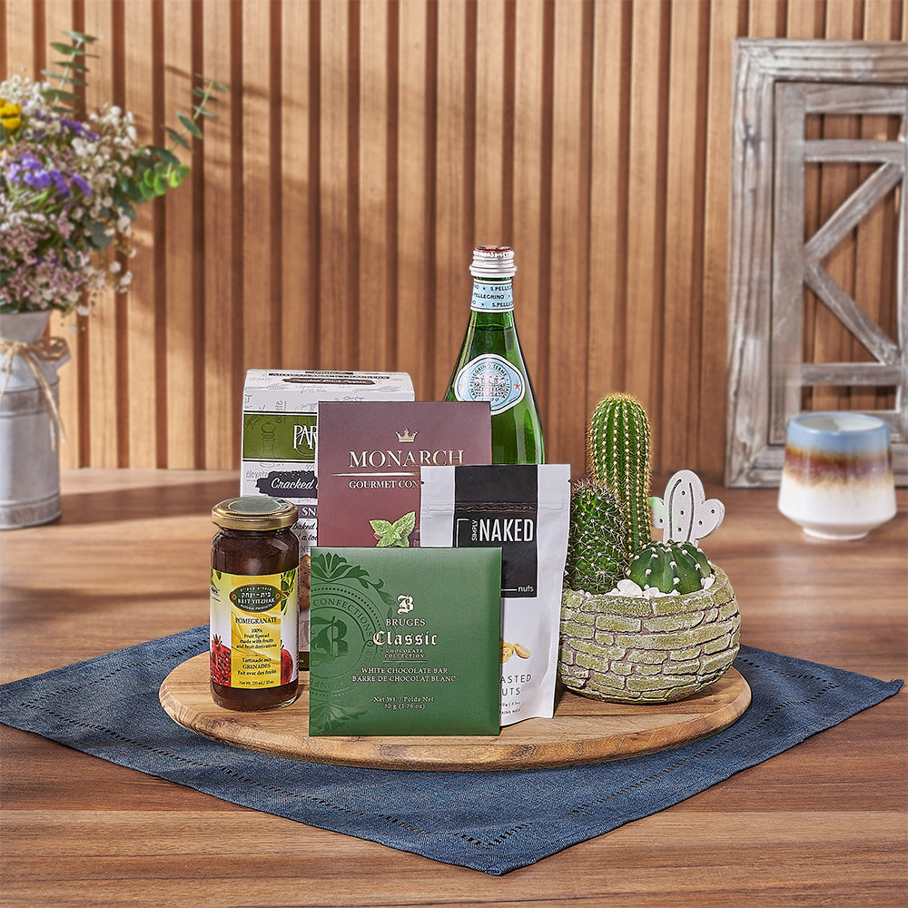 Kosher Crackers and Nuts Basket – how the gift is presented