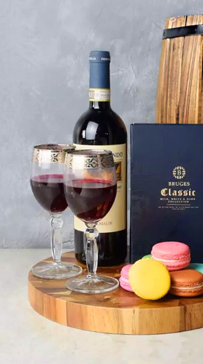 Macaron & Wine For Two Gift Set